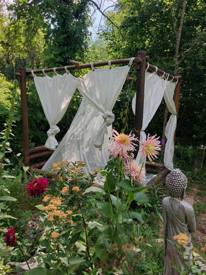 Tente Dans Gazebo Thai Dans Jardin En Bord De Riviere Saint-André-de-Valborgne Eksteriør billede